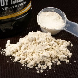 Protein-Drinks – Vorteile und Nachteile Protein-Drink / Eiweiß-Shake-Pulver (© ExQuisine/Fotolia)