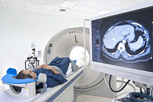 Radiologie: Mann im Scanner (© emirkoo / Fotolia)