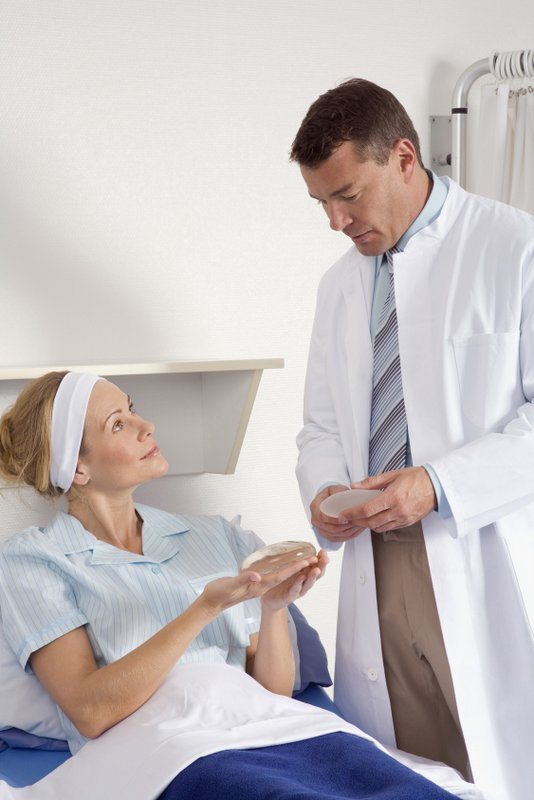 Tubuläre Brust OP: Chirurg bespricht mit Patientin Ablauf, Überlegungen zum Implantant, Kosten und Risiken (© tunedin / Fotolia) Tubuläre Brust OP: Chirurg bespricht mit Patientin Ablauf, Überlegungen zum Implantant, Kosten und Risiken (© tunedin / Fotolia)