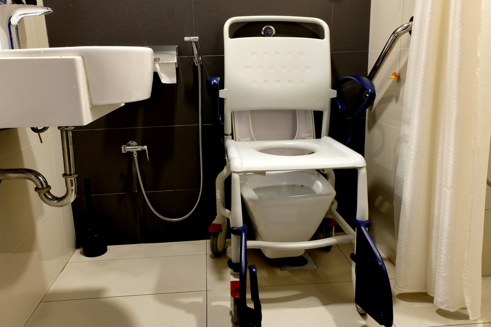 Im Krankenhaus und der Pflege sind verschiedene Hilfsmittel nötig, wenn die Patienten nicht mehr "normal" zur Toilette gehen können. Ein solcher Hilfs-Rollstuhl ist eine Unterstützung. Wenn denn die Patienten jedoch bettlägerig sind, kommen sogenannte Bettschüsseln / Steckbecken zum Einsatz. (© Sweeann / stock.adobe.com)