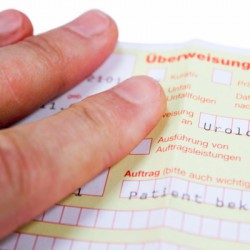 Probleme beim Wasserlassen bei Männern Probleme beim Wasserlassen? Ab zum Urologen! (© ArTo - Fotolia.com)