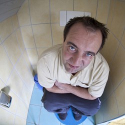 Hausmittel gegen Verstopfung Verstopfung: Ewig auf dem Klo hängen (© D. Ott - Fotolia.com)