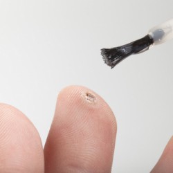 Behandlung von Warzen Behandlung einer Warze mit Tinktur (© leschnyhan - Fotolia.com)