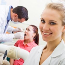 MVZ (Medizinisches Versorgungszentrum) als unternehmerischer Rahmen für Zahnärzte? Zahnarzt im MVZ (Medizinisches Versorgungszentrum) - (© michaeljung / Fotolia)