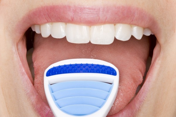Mundhygiene: Zungenbelag entfernen mit Zungenreiniger (© Christoph Hähnel - Fotolia.com)